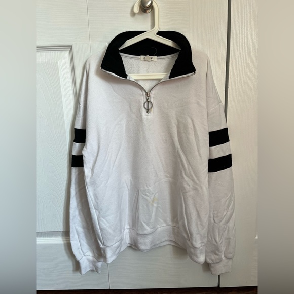 Brand: Garage, Colour: White, Size: Women’s XS, Style: Quarter zip sweater - Picture 3 of 7